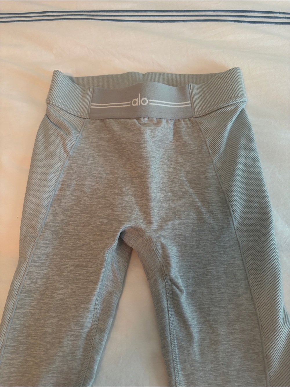 Alo Yoga Alosoft High-Waist 7/8 Relay Legging in Athletic Heather Gray/ White- S - Picture 9 of 11